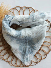 Laden Sie das Bild in den Galerie-Viewer, Halstuch l Musselin l Batik hellblau