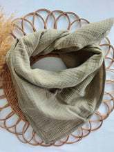 Laden Sie das Bild in den Galerie-Viewer, Halstuch l Musselin l helles Olivgrün