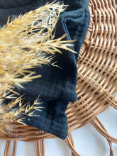 Laden Sie das Bild in den Galerie-Viewer, Halstuch l Musselin l schwarz