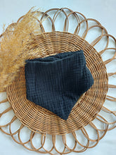 Laden Sie das Bild in den Galerie-Viewer, Halstuch I Musselin I schwarz