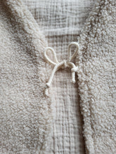 Laden Sie das Bild in den Galerie-Viewer, Weste | Teddyfleece | Sand Beige
