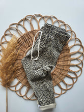 Laden Sie das Bild in den Galerie-Viewer, Leggings l Jersey l Leo- Creme
