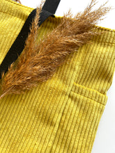 Laden Sie das Bild in den Galerie-Viewer, Shopping Bag | Feincord gelb
