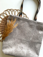 Laden Sie das Bild in den Galerie-Viewer, Shopper | Cord Hellgrau
