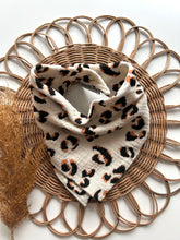 Laden Sie das Bild in den Galerie-Viewer, Halstuch l Musselin l leo weiß
