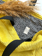 Laden Sie das Bild in den Galerie-Viewer, Shopping Bag | Feincord gelb

