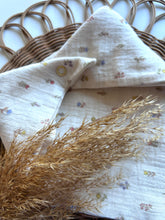Laden Sie das Bild in den Galerie-Viewer, Halstuch l Musselin l Natur Flowers

