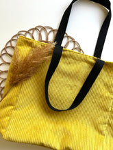 Laden Sie das Bild in den Galerie-Viewer, Shopping Bag | Feincord gelb
