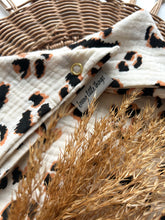 Laden Sie das Bild in den Galerie-Viewer, Halstuch l Musselin l leo weiß
