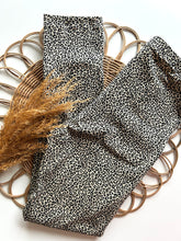 Laden Sie das Bild in den Galerie-Viewer, Leggings l Jersey l Leo- Creme
