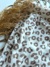 Laden Sie das Bild in den Galerie-Viewer, Badeponcho l Frottee-Jersey l Leo

