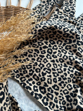 Laden Sie das Bild in den Galerie-Viewer, Latzhose l leichter Kuschelsweat l Leo
